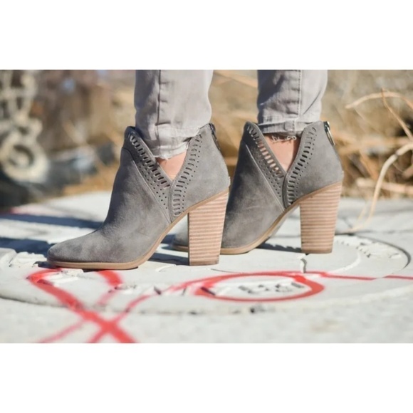 💕VINCE CAMUTO💕 Fileana Suede Heel Booties Gray - Picture 5 of 8